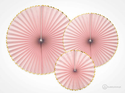 Rosetas de papel rosa com rebordo dourado, com 23, 32 e 40 cm. Cada embalagem contém 3 unidades.