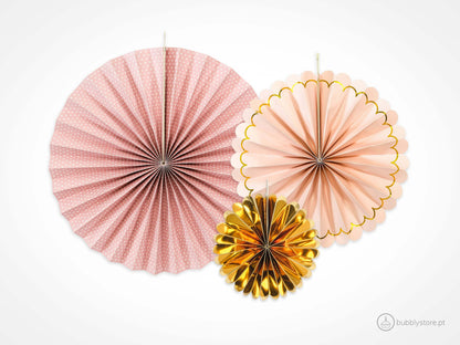 Rosetas de papel com mistura de cor e padrões, com 13, 25 e 32 cm. Cada embalagem contém 3 unidades.
