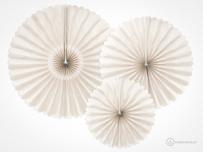 Rosetas de papel beges para decoração festa aniversário, com 26, 34,5 e 43 cm. Cada embalagem contém 3 unidades.