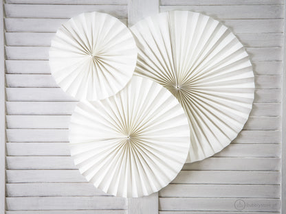 Rosetas de papel brancas para decoração de festa aniversário, com 23, 32 e 40 cm.
Cada embalagem contém 3 unidades.