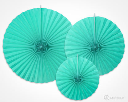Rosetas de papel azuis para decoração de aniversário, com 23, 32 e 40 cm.
Cada embalagem contém 3 unidades.