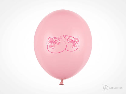 Balões de latex com estampa de sapatinhos de bebé, com 30 centímetros de diâmetro. Aptos para enchimento com hélio. Embalagem de 6 unidades.
