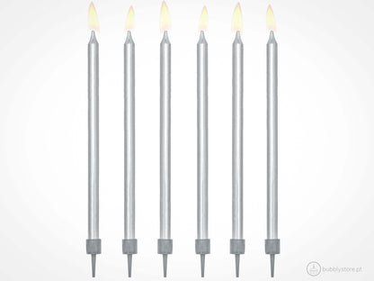 Velas de aniversário altas prateadas, com altura 12,5cm. Cada embalagem contém 12 unidades.