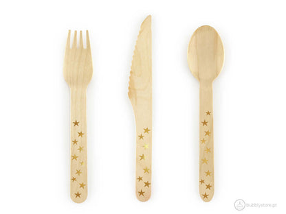 Talheres de madeira, com estampa de estrelas douradas, com altura de 16 cm.
Disponíveis em conjuntos de 18 unidades ( 6 colheres, 6 facas e 6 garfos).