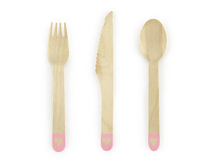 Talheres de madeira, com estampa rosa e com coraçõies, com altura de 16 cm.
Disponíveis em conjuntos de 18 unidades ( 6 colheres, 6 facas e 6 garfos).
