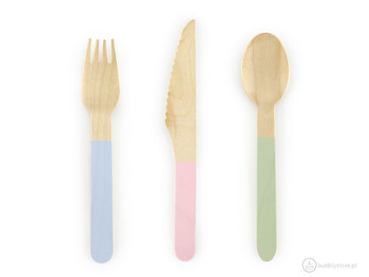 Talheres de madeira, com estampa em tons pastel, com altura de 16 cm.
Disponíveis em conjuntos de 18 unidades ( 6 colheres, 6 facas e 6 garfos).