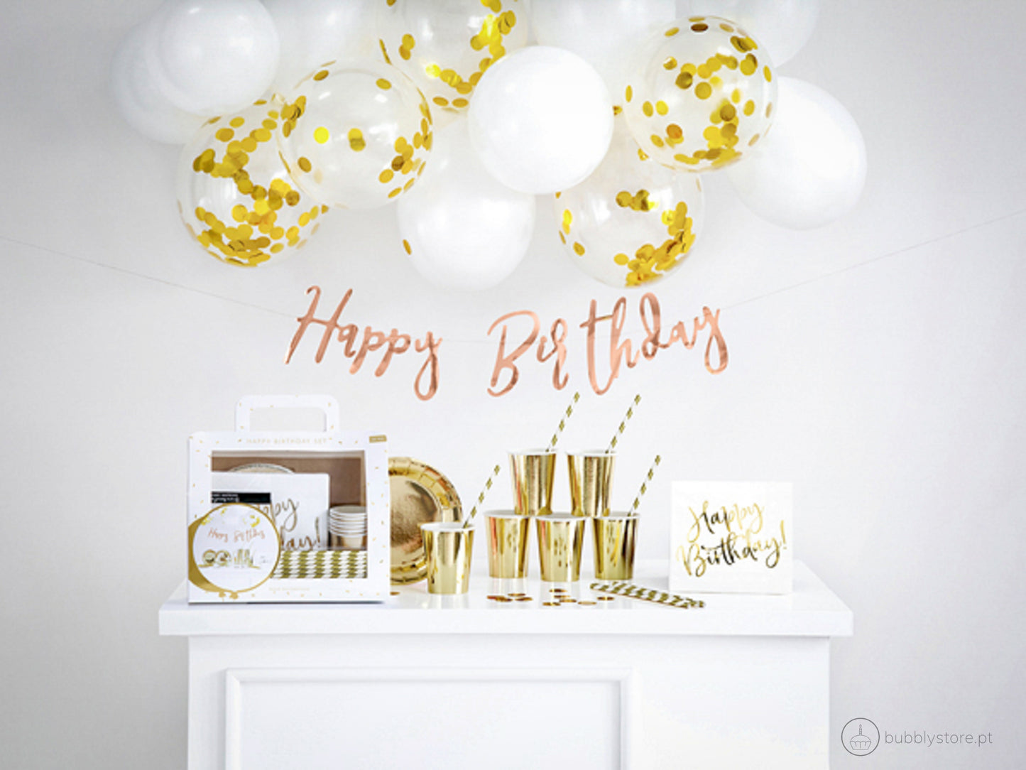 Kit de festa Happy Birthday em dourado para decoração de festa aniversário.
Inclui grinalda, copos, pratos e guardanapos, palhinhas, confetis, balões.