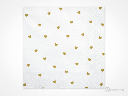 Guardanapos brancos com estampa de corações em dourado, com a medida de 16,5 x 16,5 cm. Cada embalagem é composta por 20 unidades.