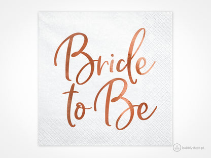 Guardanapos brancos com letras rose gold, com a medida de 16,5 x 16,5 cm. Cada embalagem é composta por 20 unidades.