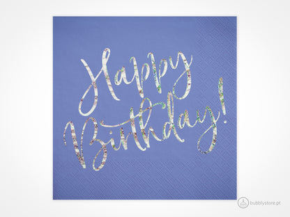 Guardanapos azuis com letras iridescente, com a medida de 16,5 x 16,5 cm. Cada embalagem é composta por 20 unidades.