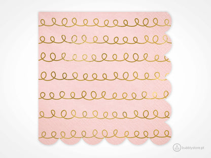 Guardanapos rosa com estampa dourada, com a medida de 16 x 16 cm. Cada embalagem é composta por 20 unidades.