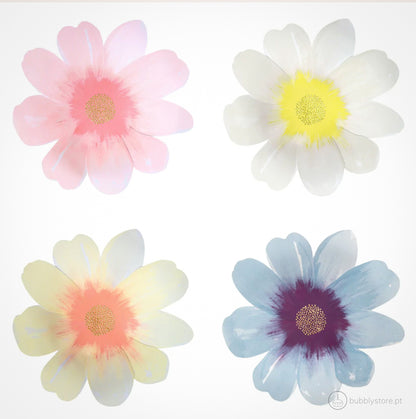 Pratos em formato de flor, com diâmetro de 25 cm.
Cada embalagem contém 8 unidades em 4 cores diferentes.