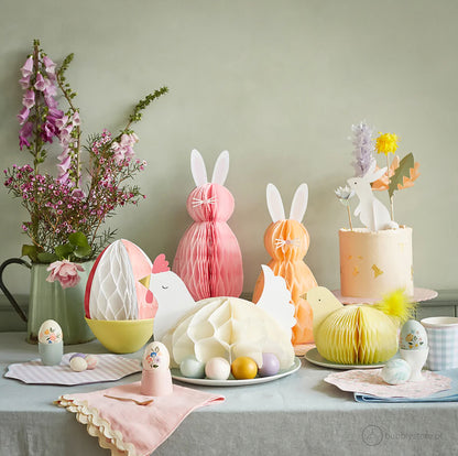 Conjunto de 6 decorações em papel.
Cada embalagem é composta por 2 ovos, 2 coelhos, 1 galinha e 1 pintainho.