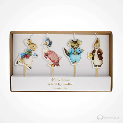 Conjunto de velas da temática Peter Rabbit.
Cada embalagem é composta por 4 velas em 4 designs diferentes.