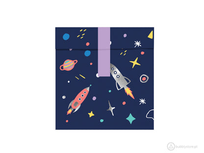 Sacos de papel para doces ou brindes da temática astronautas, com a medida de 13 x 14cm.Cada embalagem é composta por 6 sacos e 6 stickers.