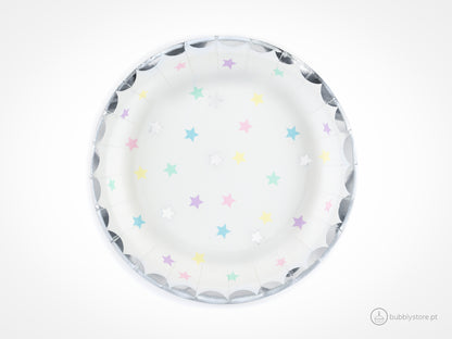 Pratos de estrelas multicolores com 18 cm de diâmetro. Disponíveis em conjuntos de 6 unidades.