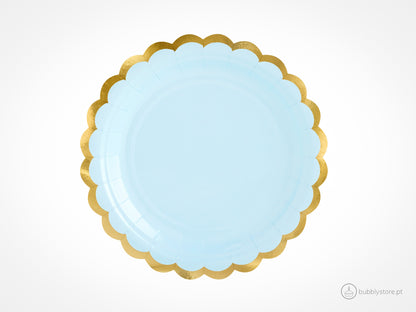 Pratos azul claro com rebordo dourado com 18 cm de diâmetro. Disponíveis em conjuntos de 6 unidades.