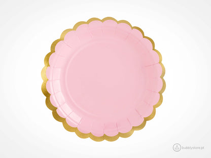 Pratos rosa claro com rebordo dourado com 18 cm de diâmetro. Disponíveis em conjuntos de 6 unidades.