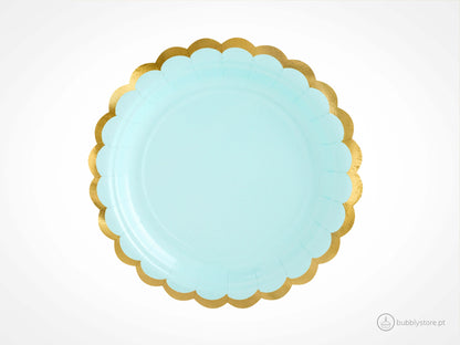 Pratos menta com rebordo dourado com 18 cm de diâmetro. Disponíveis em conjuntos de 6 unidades.