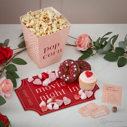 Conjunto de cinema para momentos a dois / dia dos namorados / S. Valentim com: 1 caixa de pipocas, 2 bilhetes personalizáveis, 1 tabuleiro, 1 cartão e 1 dado.