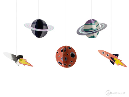 Conjunto de decorações em papel da temática Espaço.
Cada embalagem contém 5 unidades.