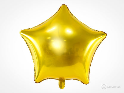 Balão brilhante em forma de estrela, com diâmetro de 48cm após enchimento. Apto para enchimento com hélio. Enchimento não incluído.