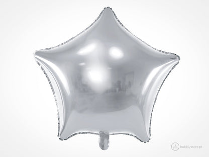 Balão brilhante em forma de estrela, com diâmetro de 48cm após enchimento. Apto para enchimento com hélio. Enchimento não incluído.