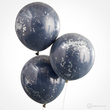 Balões com dupla camada azul marinho com confetis prateados, com a medida de 45cm. Cada embalagem contém 3 unidades.