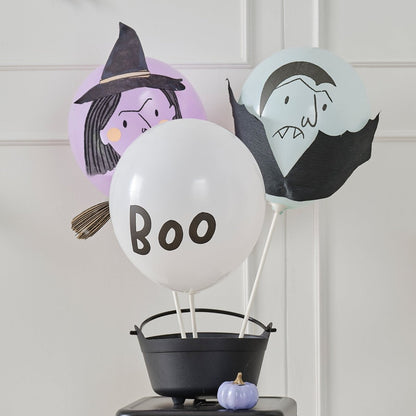 Conjunto de balões da temática Halloween, com a medida de 30cm.
Cada embalagem contém 1 balão com impressão BOO, 2 balões bruxa e 2 balões vampiro.